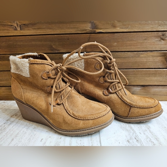 Woman’s suede Sherpa wedge boots size 8.5 - Picture 2 of 5